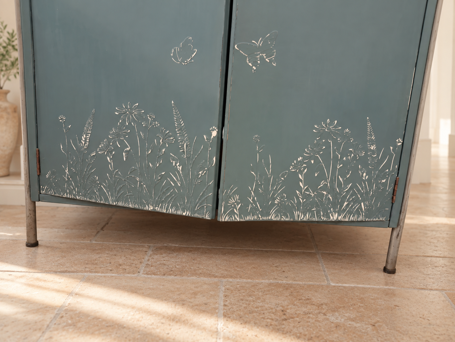 Dettaglio delle decorazioni floreali e delle farfalle